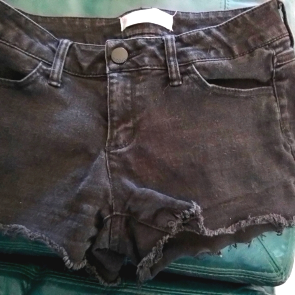 No Boundaries Women’s Black Cutoff jean Shorts